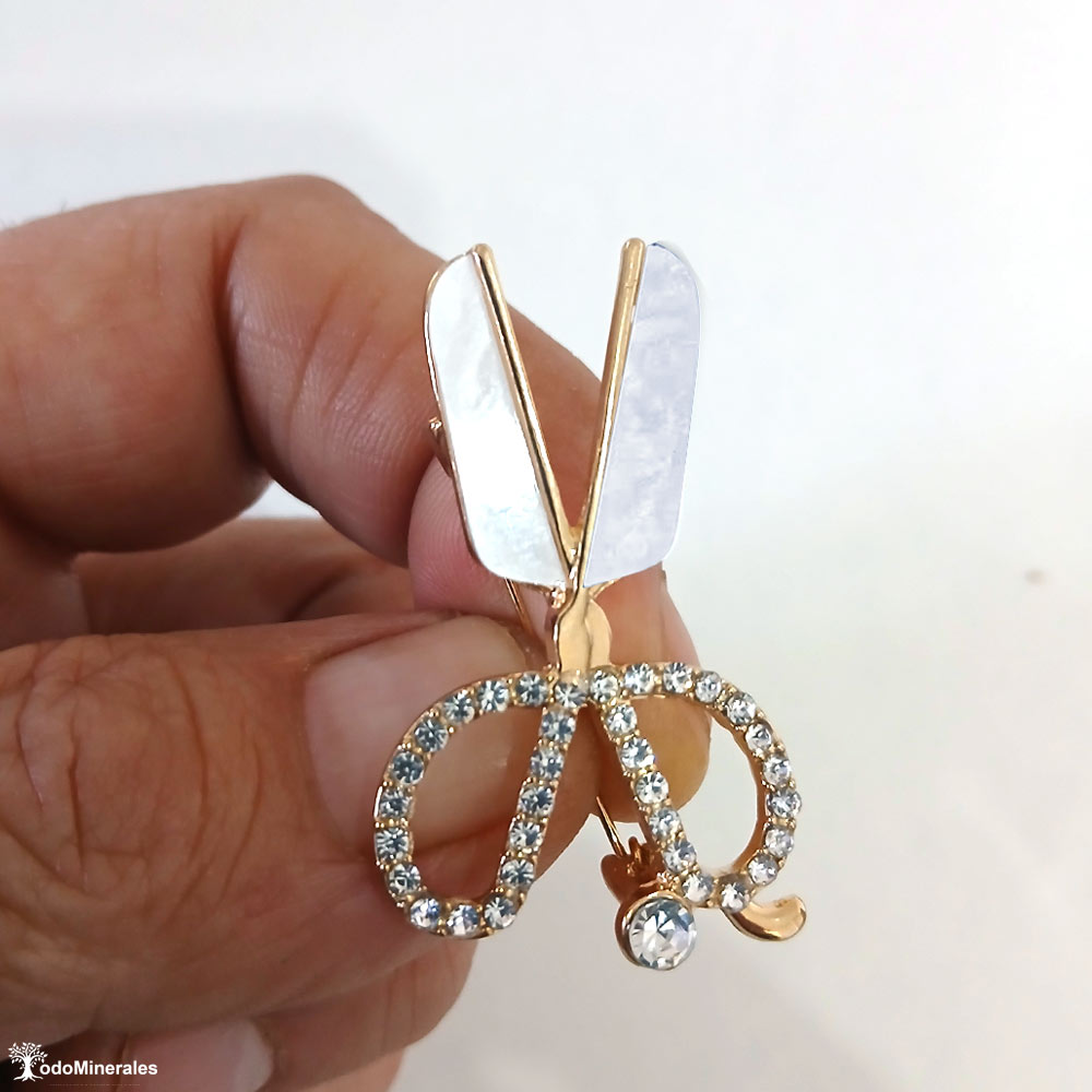 Broche de solapa Tijeras de Nácar natural y metal dorado
